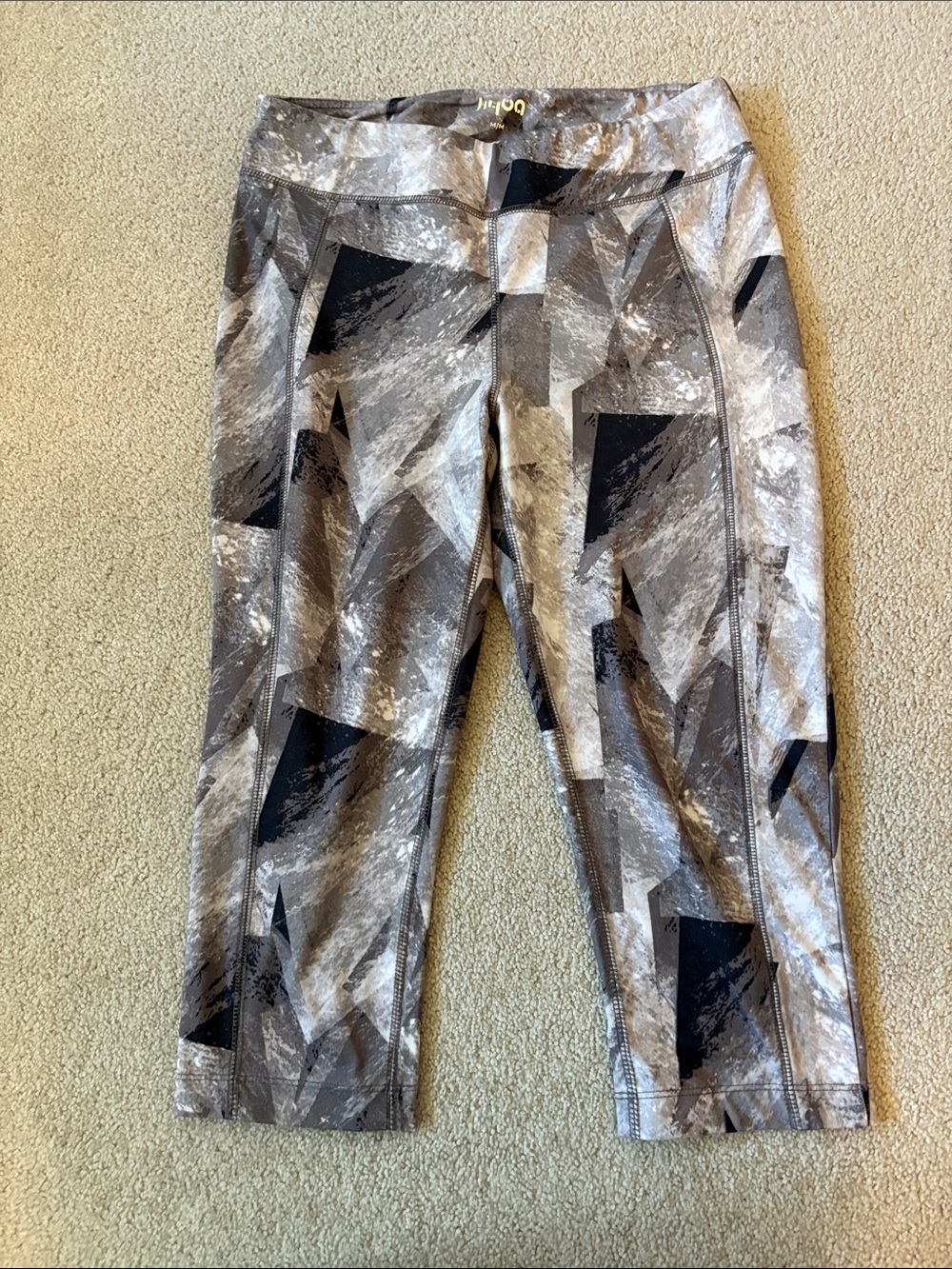Hyba Women’s Gray & Black Geometric Cropped Leggings